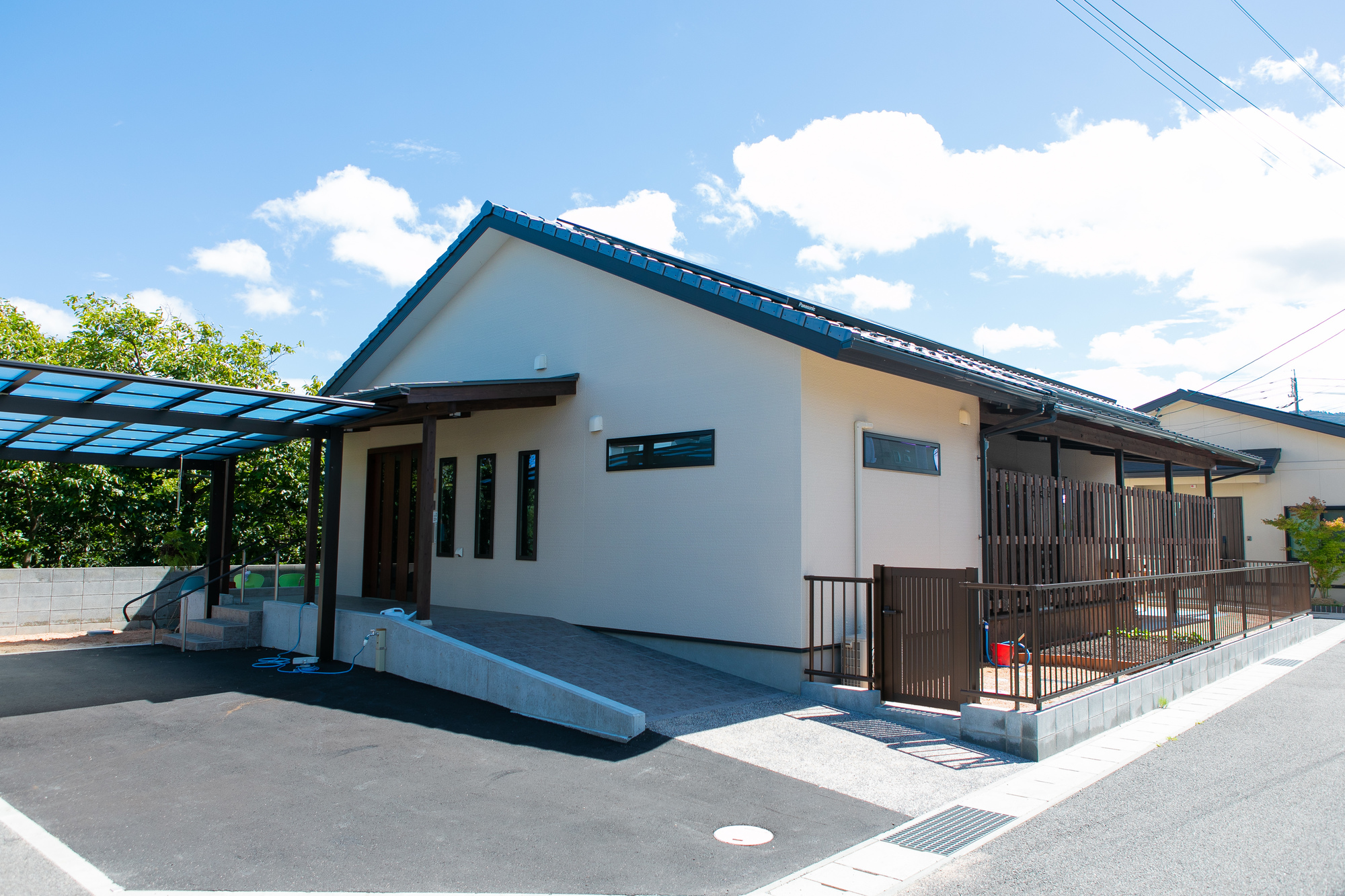 切妻屋根のおしゃれな平屋